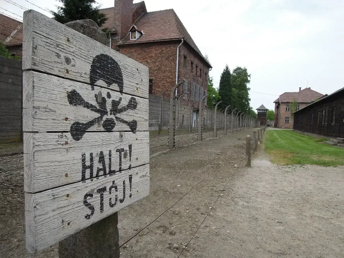 Warnschild Auschwitz